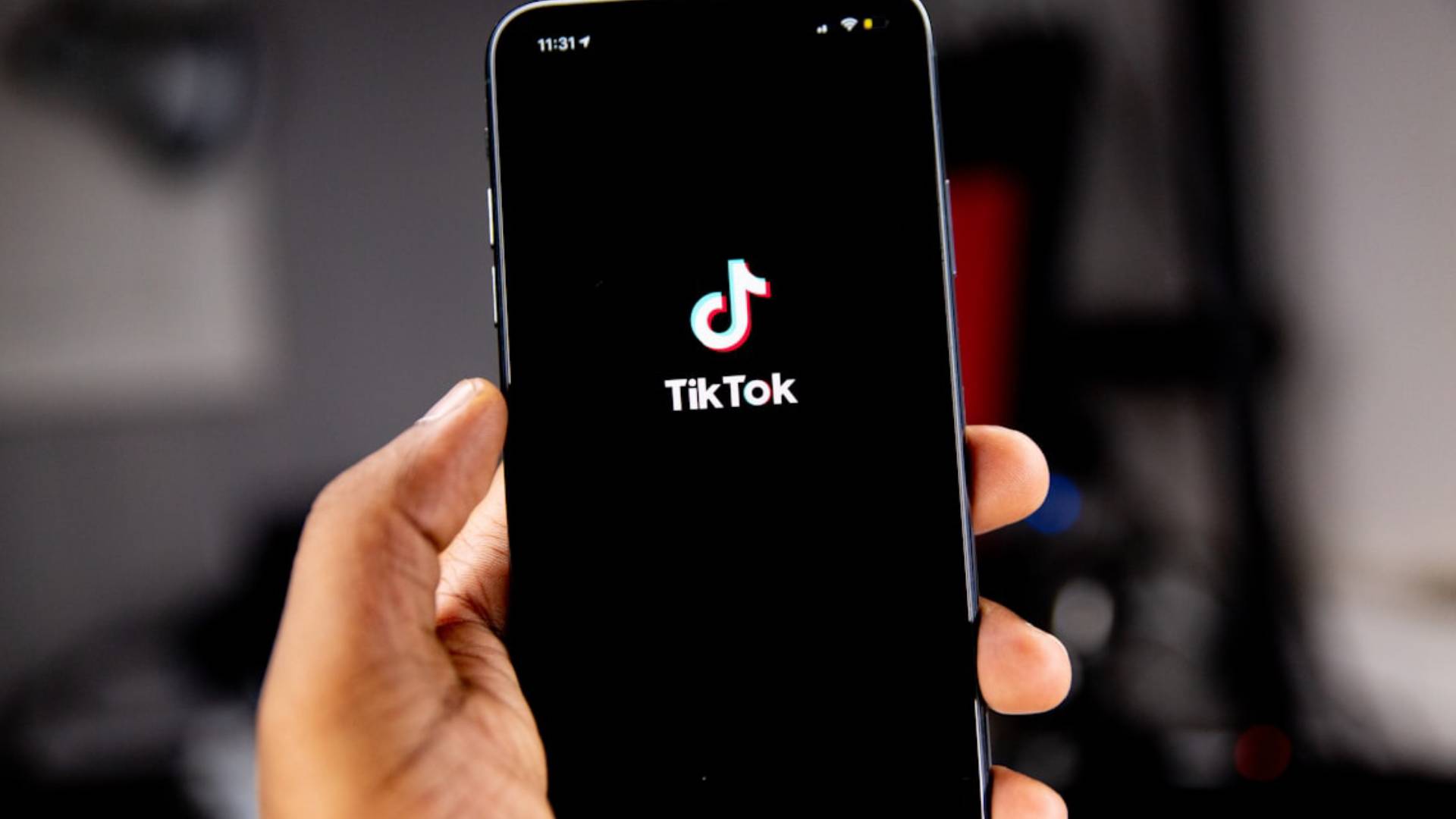 TikTok in uno smartphone. Foto di Solen Feyissa su Unsplash