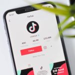 L'app di TikTok. Foto di Nik su Unsplash